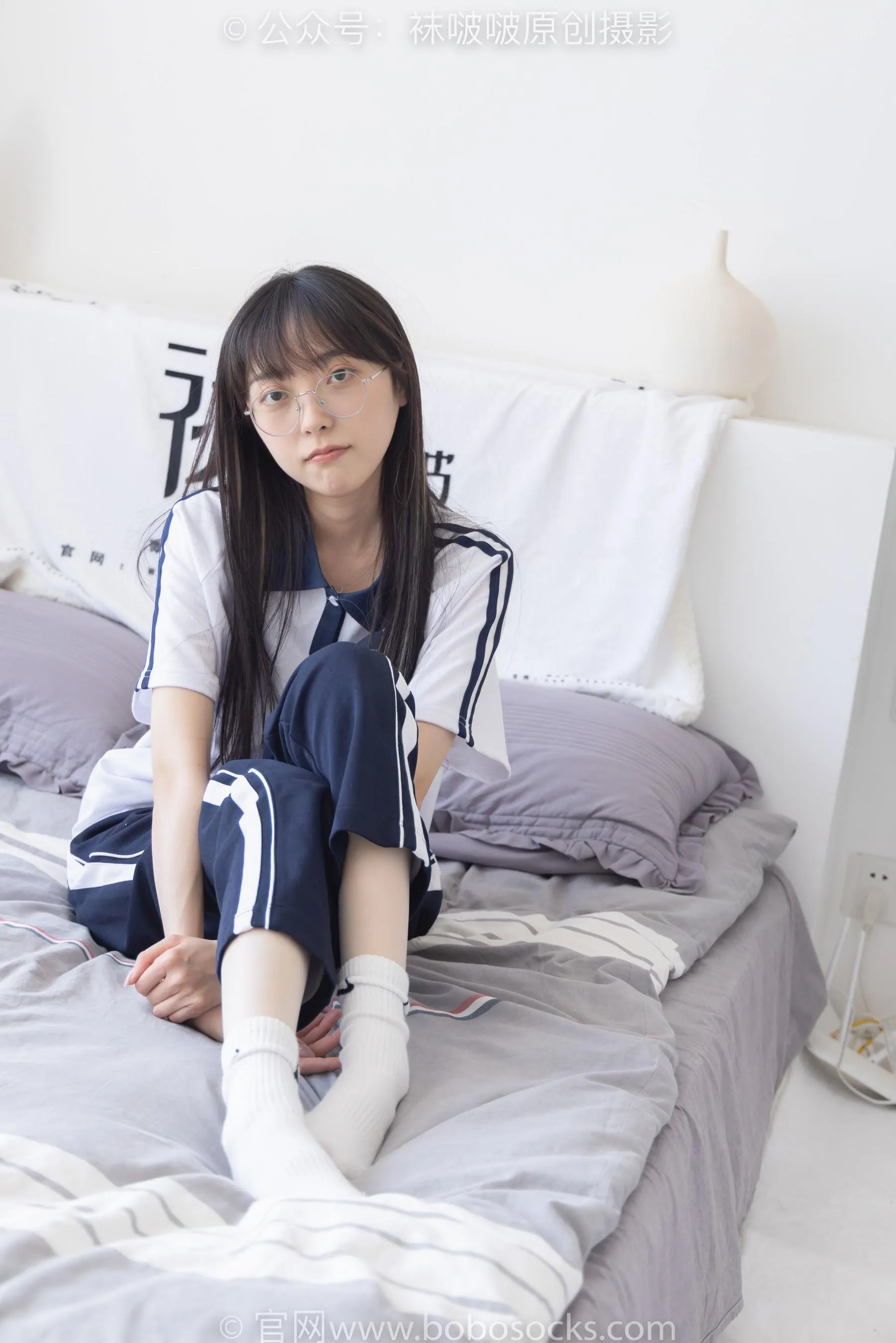 [BoBoSocks袜啵啵]NO.207 稚予-aj板鞋、白棉袜、油亮白丝、校服裤里丝 [87P]插图2